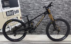 Pivot Phoenix black gloss, Gr. S3, custom